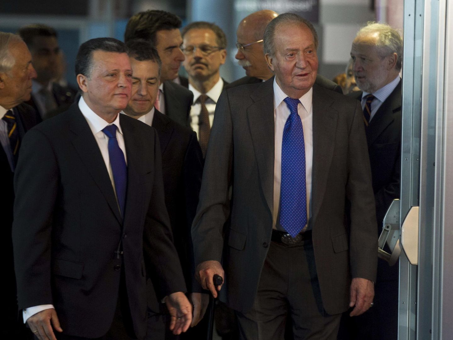 Emilio Titos junto al rey Juan Carlos en una visita del monarca a la planta de Vitoria en 2014. (EFE)
