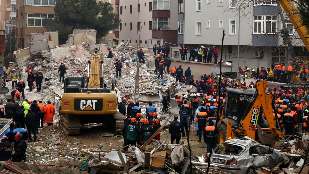 Al menos tres muertos en Estambul al derrumbarse un edificio