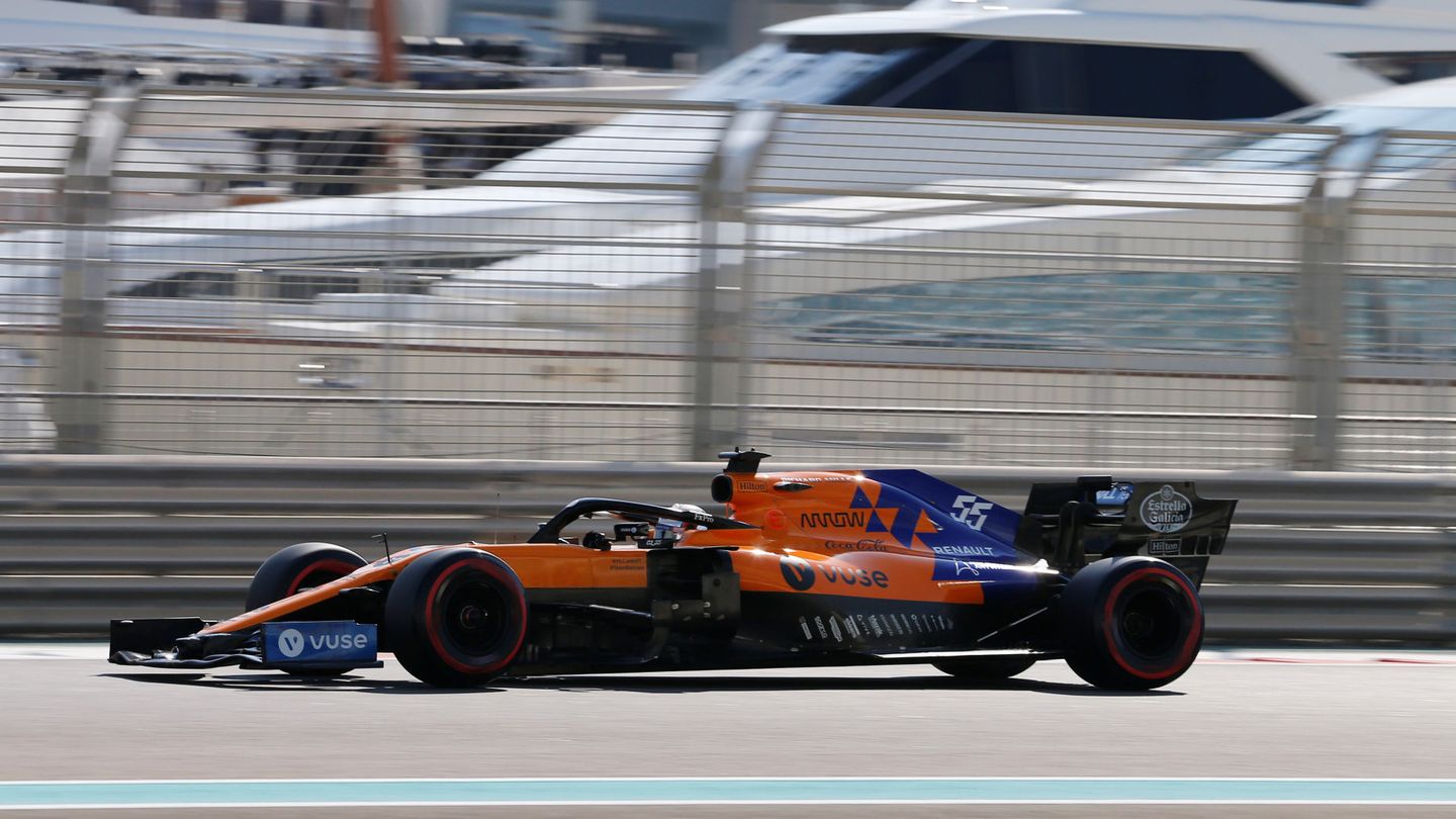 Carlos Sainz al volante de su McLaren durante los entrenamientos del Gran Premio de Abu Dabi. (Reuters)