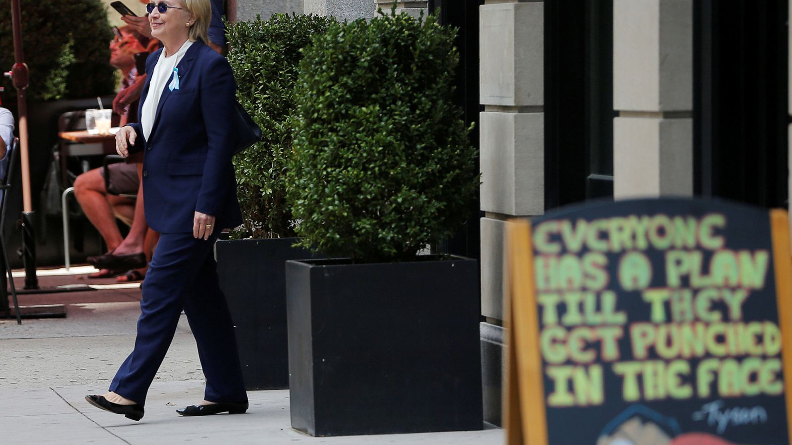 Foto: Hillary Clinton sale del apartamento de su hija Chelsea, donde se refugió tras su indisposición. (Reuters)