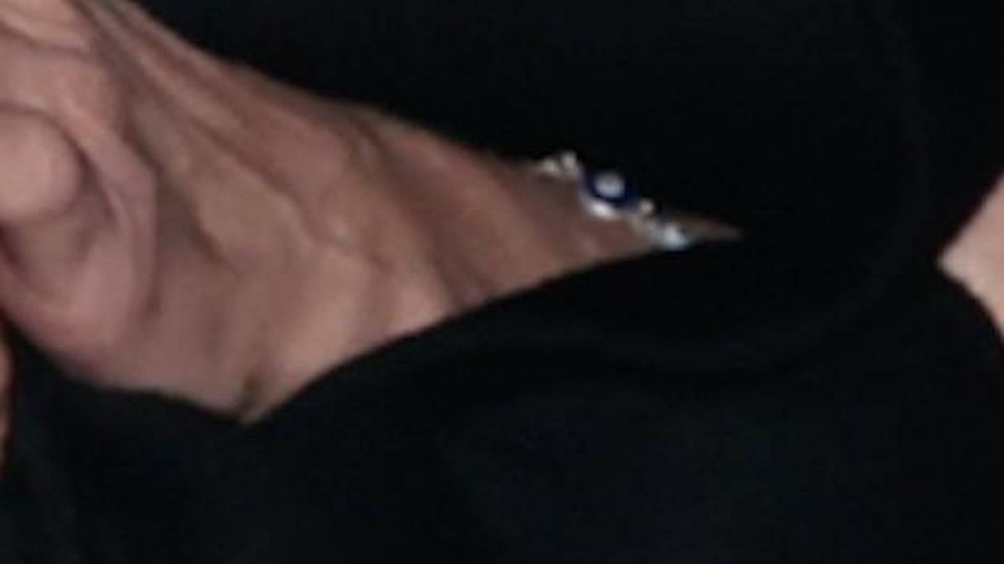 Detalle de la pulsera que lució doña Letizia en Atenas. (Gtres)