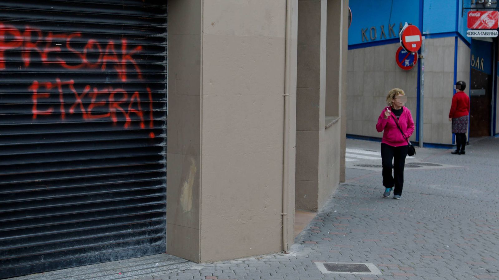 Foto: A la derecha, exterior del bar donde ocurrió la agresión y una pintada en apoyo a los presos etarras en el local de al lado. (Foto: Justy García Koch)