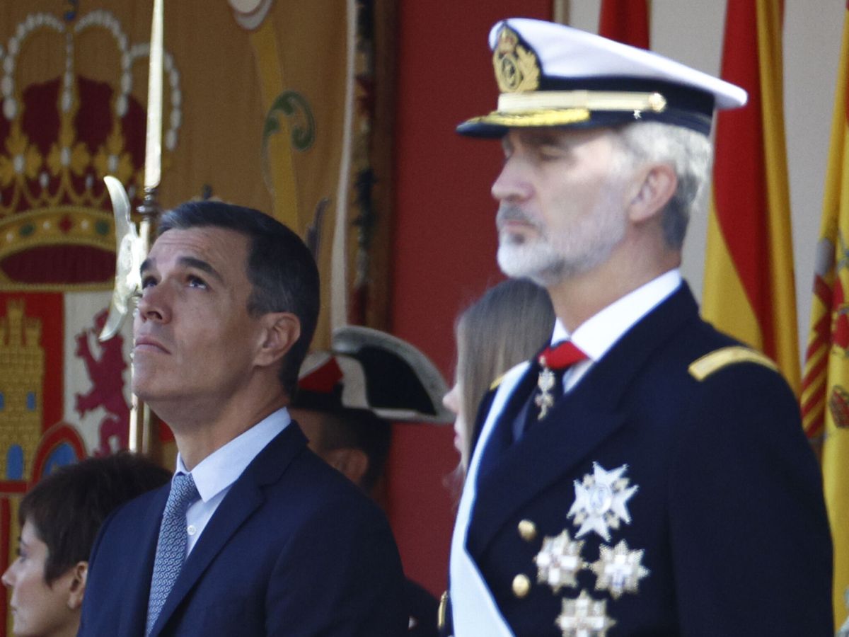 Foto: Felipe VI preside el desfile del Día de la Fiesta Nacional junto al presidente del Gobierno, Pedro Sánchez. (EFE/Rodrigo Jiménez)