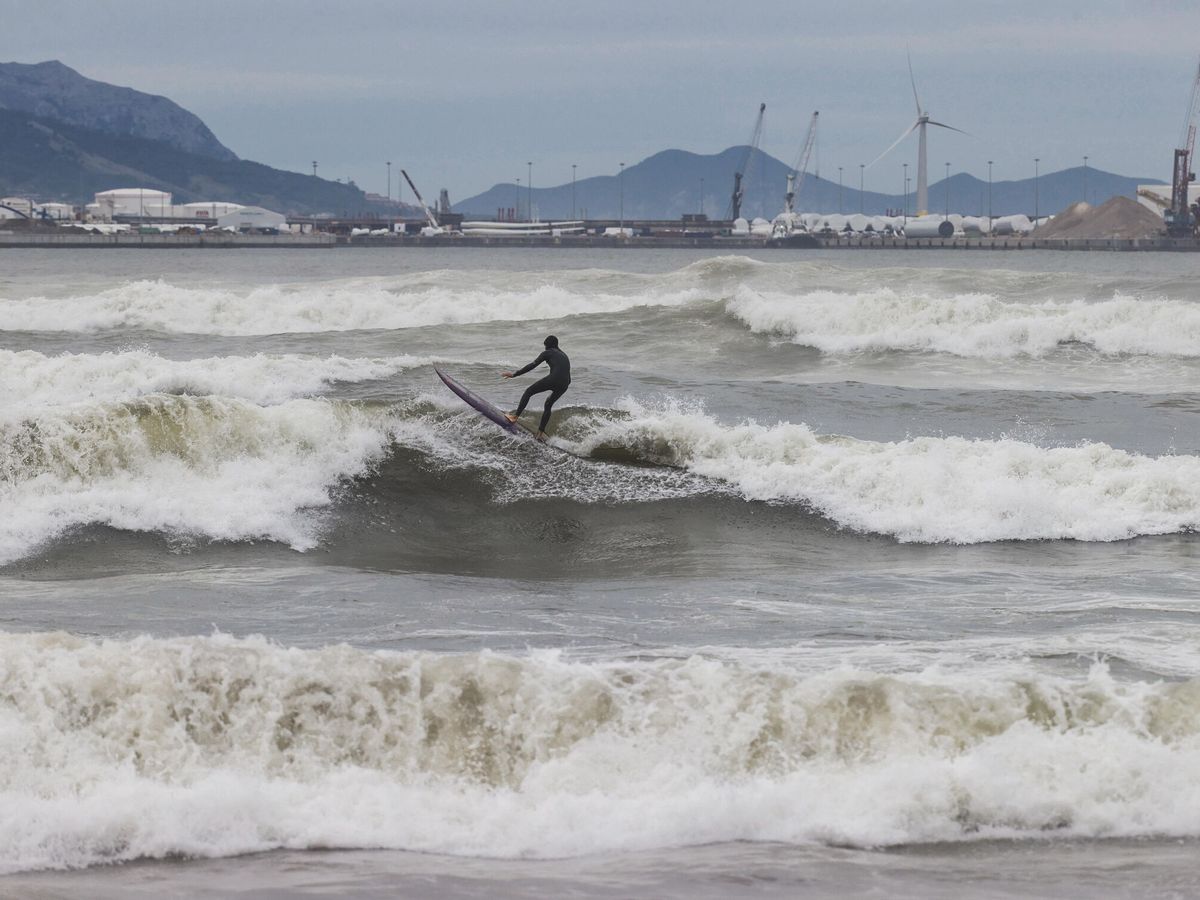 Foto: Imagen de archivo de un hombre que practica surf en Bizkaia. (EFE/Miguel Toña)