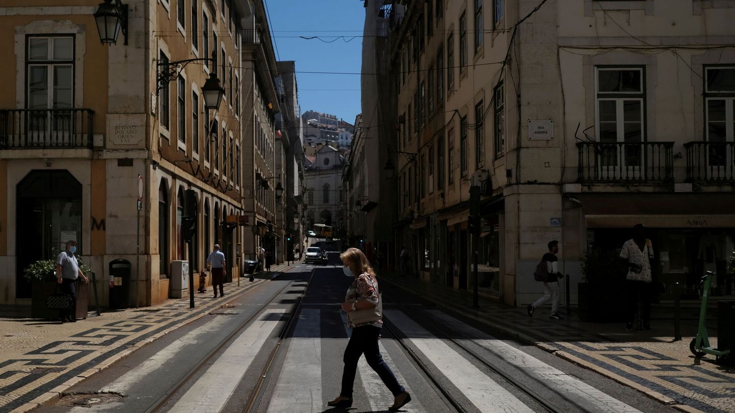 Una persona con mascarilla pasea por las calles de Lisboa. (Reuters) 