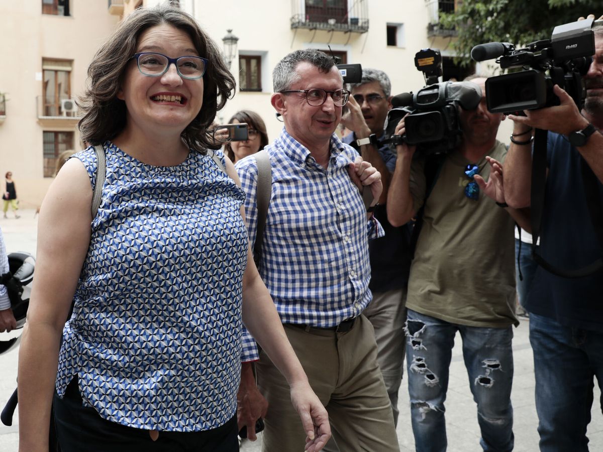 Foto: Mónica Oltra, con Miquel Real, el día que anunció su dimisión como vicepresidenta. (EFE)