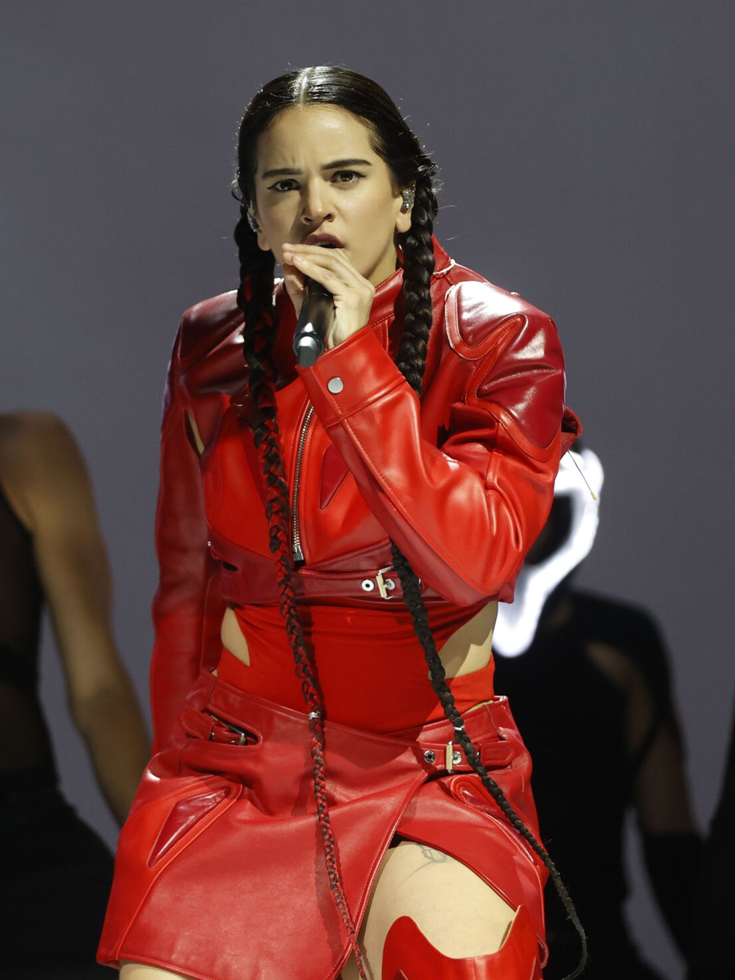 Rosalía, durante su concierto en el WiZink Center de Madrid. (EFE) 