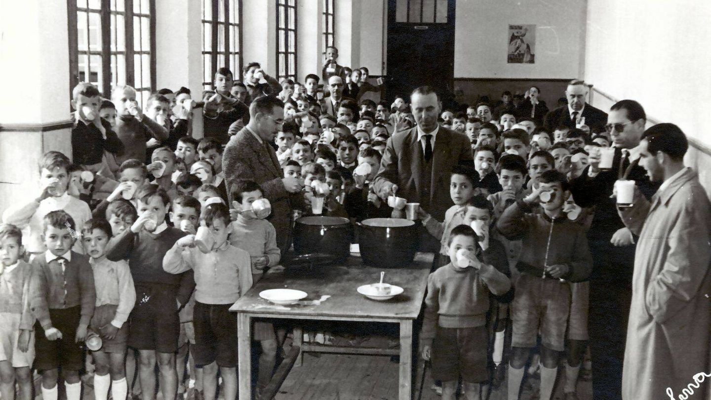 Niños españoles bebiendo leche en polvo durante la dictadura.