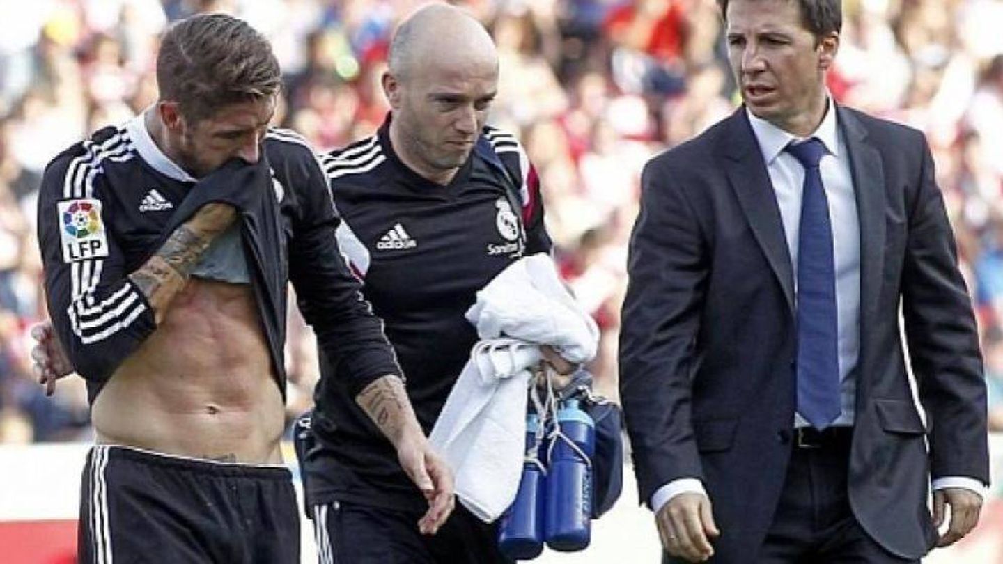 En la imagen, Sergio Ramos y el doctor Olmo.