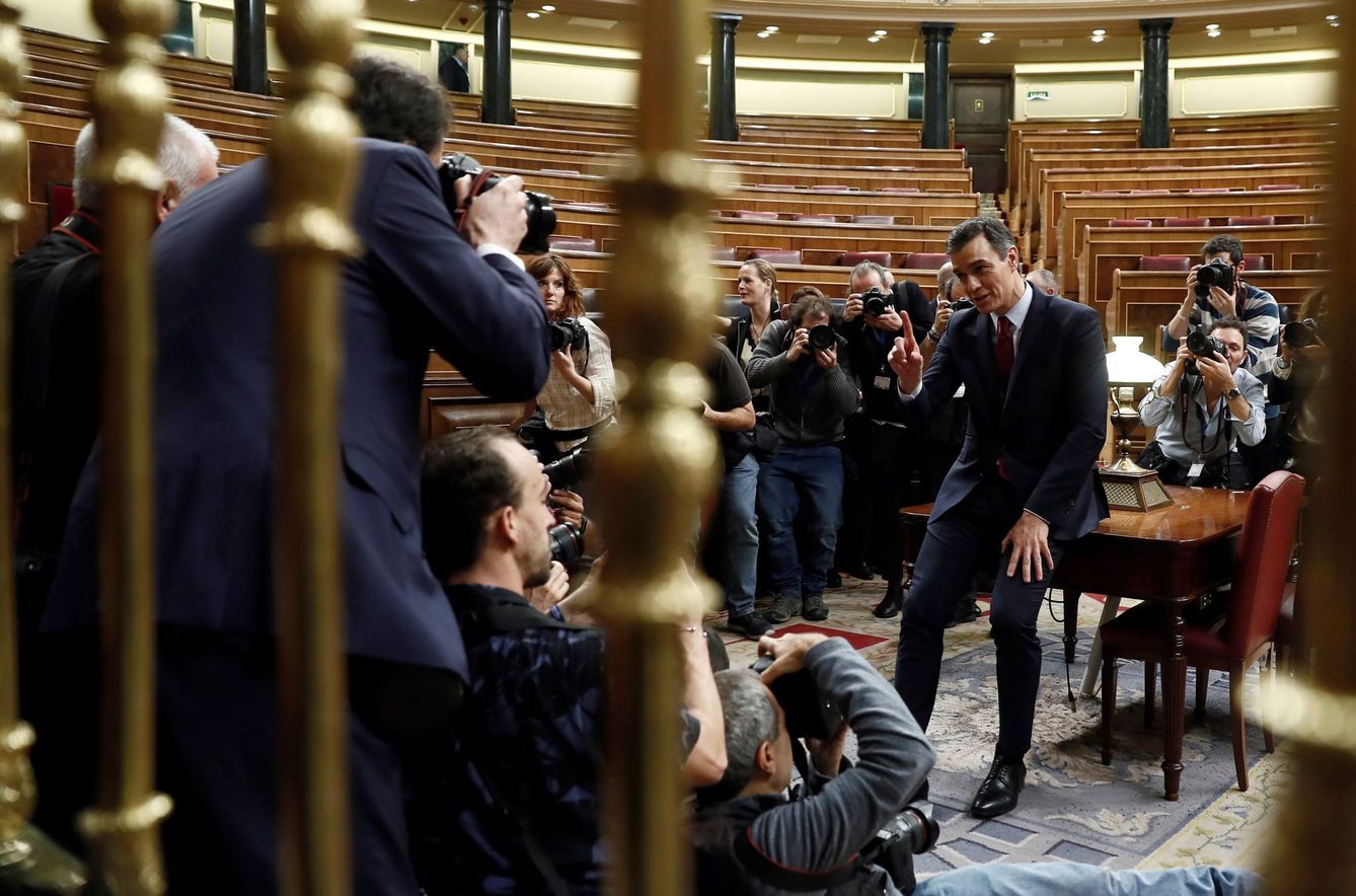 Pedro Sánchez posa para los fotógrafos tras ser investido este martes en el Congreso presidente del Gobierno por estrechísimo margen. (EFE)