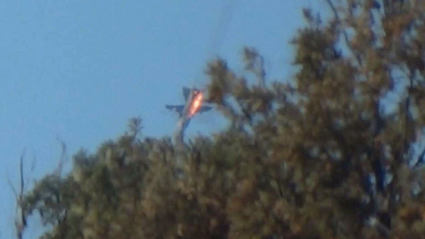 El Su-24 ruso en llamas tras ser alcanzado por disparos de dos cazas turcos cerca de la frontera con Siria. (Reuters)
