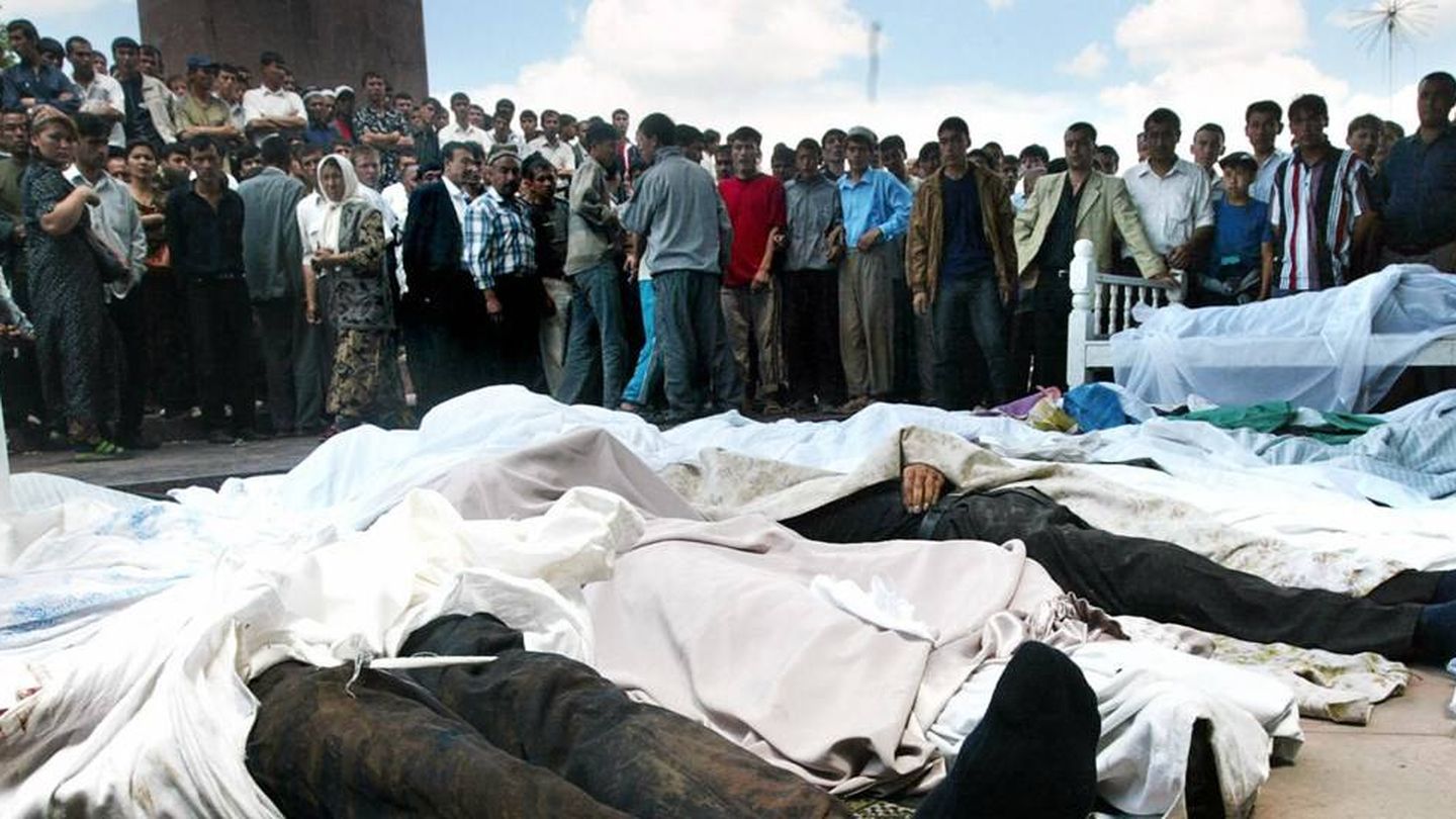 Cadáveres apilados tras la matanza de Andijan en 2005 (Amnistía Internacional)