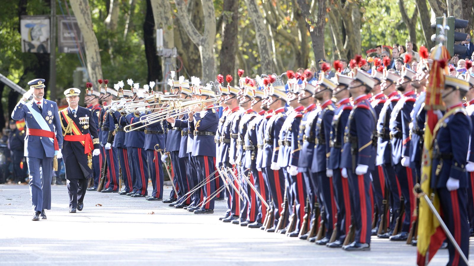 Foto: Felipe VI durante el desfile de las Fuerzas Armadas con motivo del Día de la Hispanidad. (Gtres)