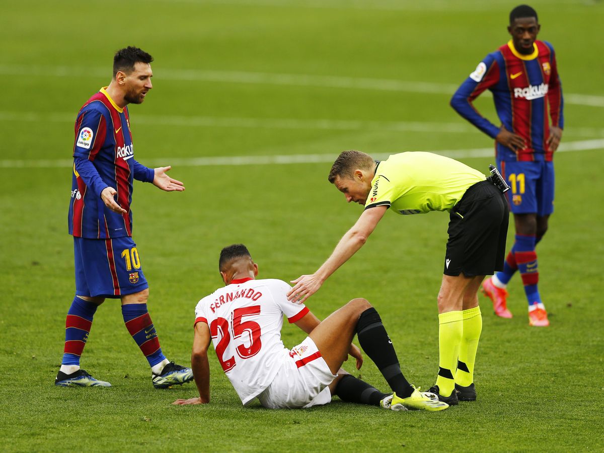 Foto: Leo Messi se queja ante el árbitro en un partido frente al Sevilla. (Reuters)
