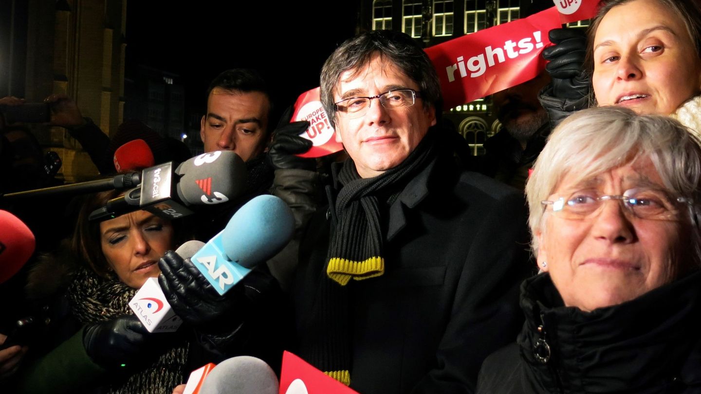 Carles Puigdemont, durante una concentración en la localidad belga de Lovaina organizada por la ANC. (EFE)