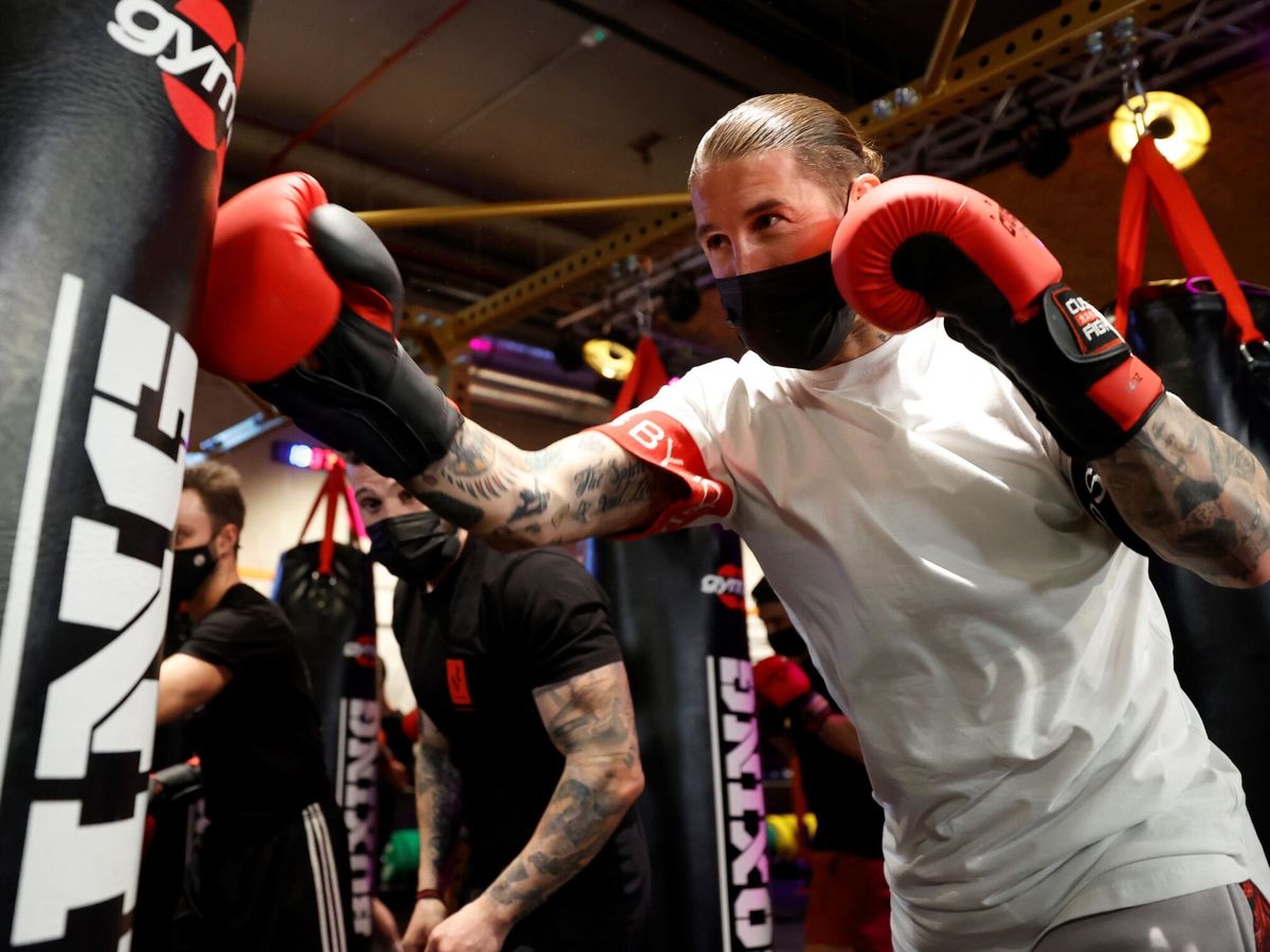 Foto: Sergio Ramos practica boxeo en el gimnasio que ha abierto en Madrid. (EFE/Mariscal)