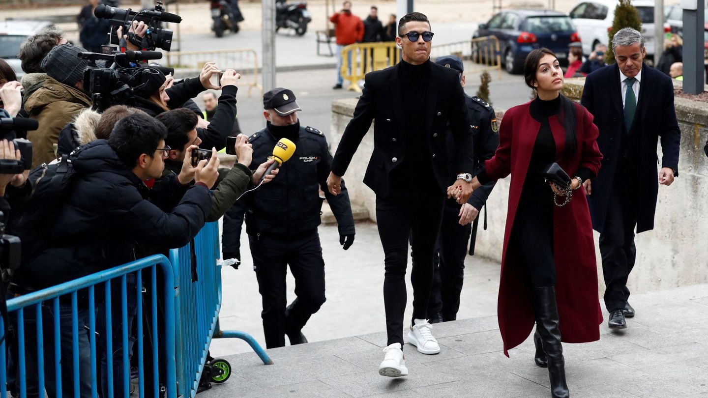 Cristiano Ronaldo y Georgina Rodríguez, a las puertas de la Audiencia Provincial de Madrid. (EFE)