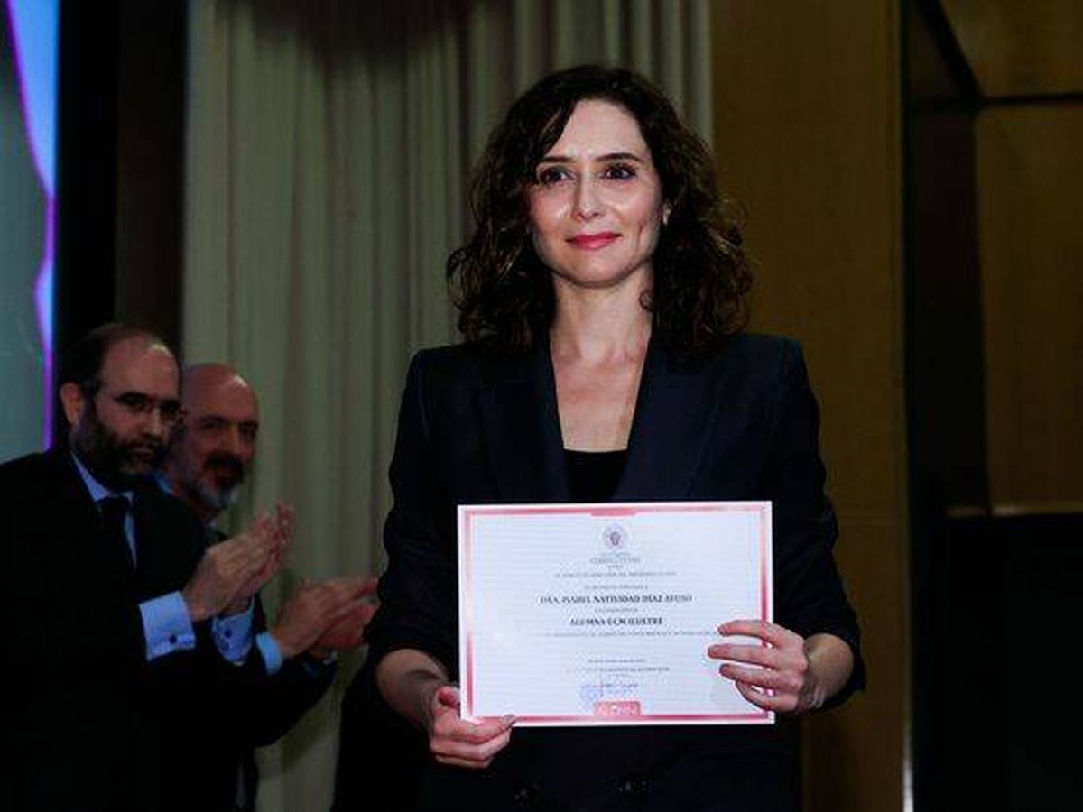 Foto: Isabel Díaz Ayuso, tras recibir la distinción como alumna ilustre. (EFE/Zipi Aragón)