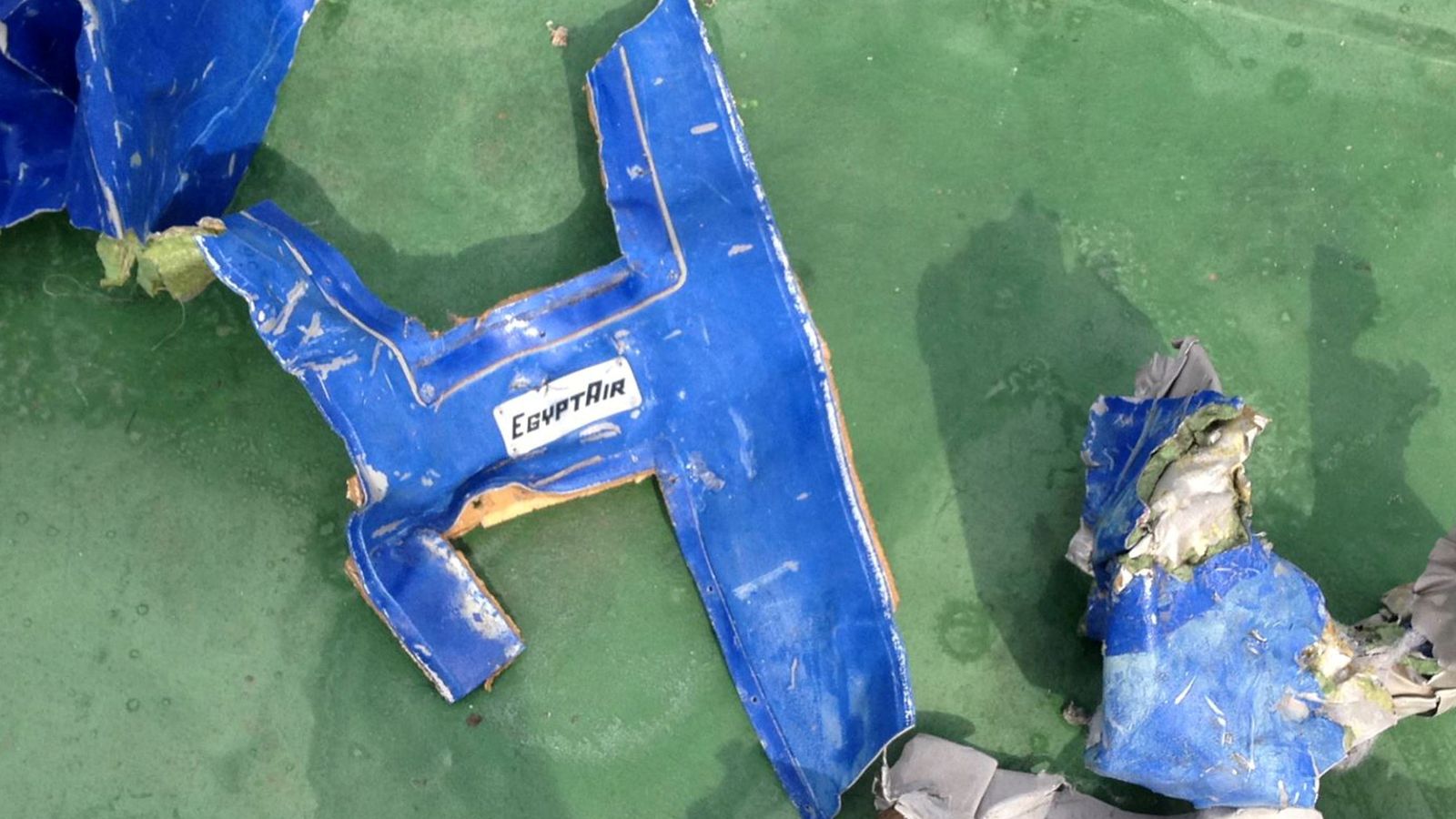 Foto: Algunas de las piezas recuperadas del avión de EgyptAir siniestrado. (Reuters)