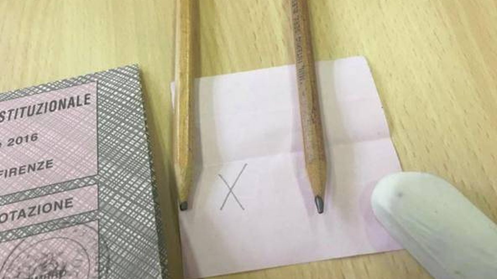 Foto: Denuncian que el trazado de los lápices usados para votar en el referéndum de Italia se puede borrar (Facebook)