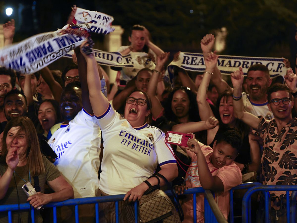 Foto: Los aficionados del Madrid celebran la victoria en Cibeles. (EFE/Sergio Pérez)