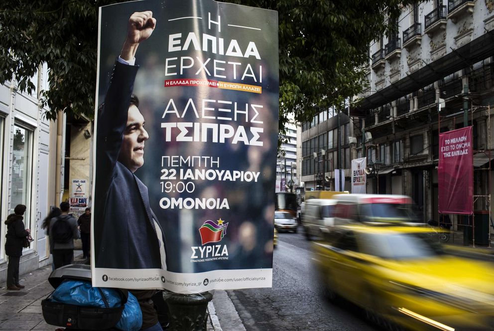 Vehículos pasan ante un cartel con la imagen del líder de Syriza, Alexis Tsipras, en Atenas (Reuters).