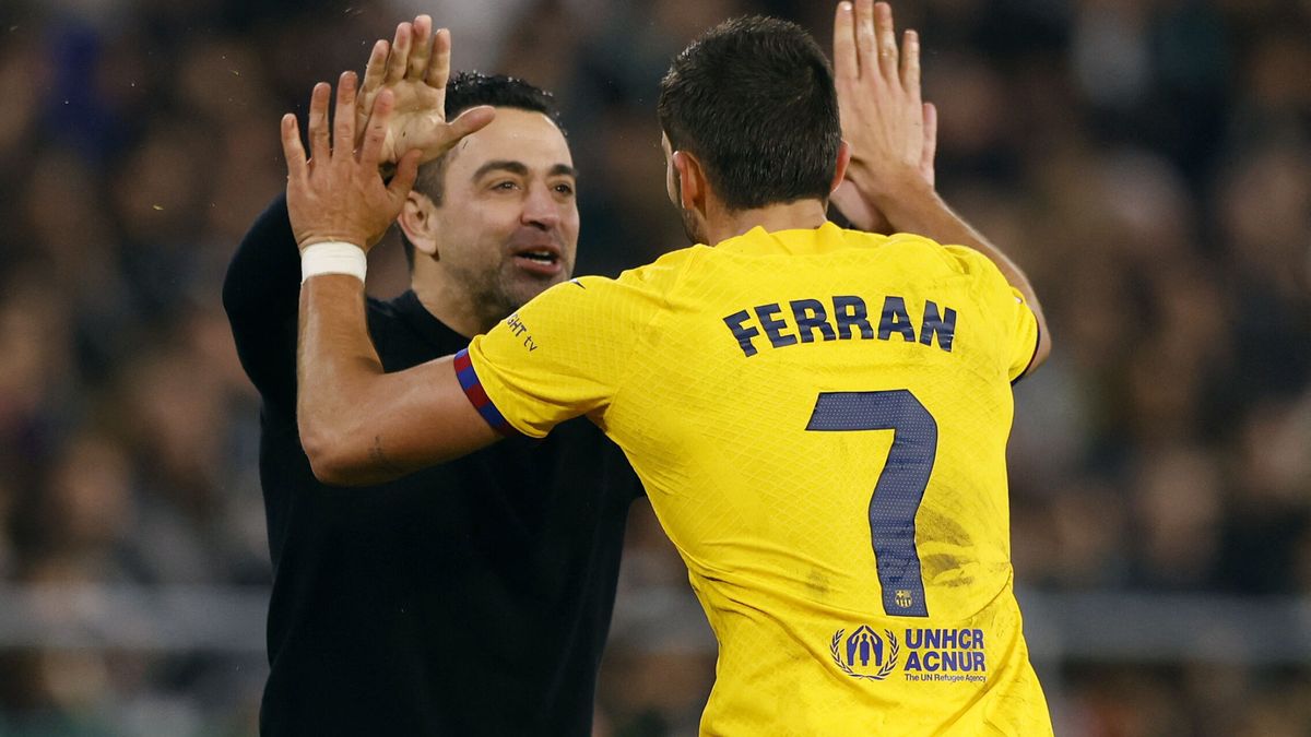 El Barcelona triunfa en la locura del Benito Villamarín con el 'hat-trick' de Ferran Torres (2-4)