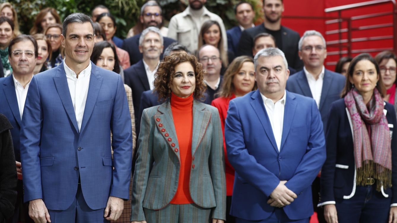Foto: Foto de familia de la ejecutiva socialista, con Pedro Sánchez, María Jesús Montero y Santos Cerdán en primera fila. (EFE/Javier Lizón)