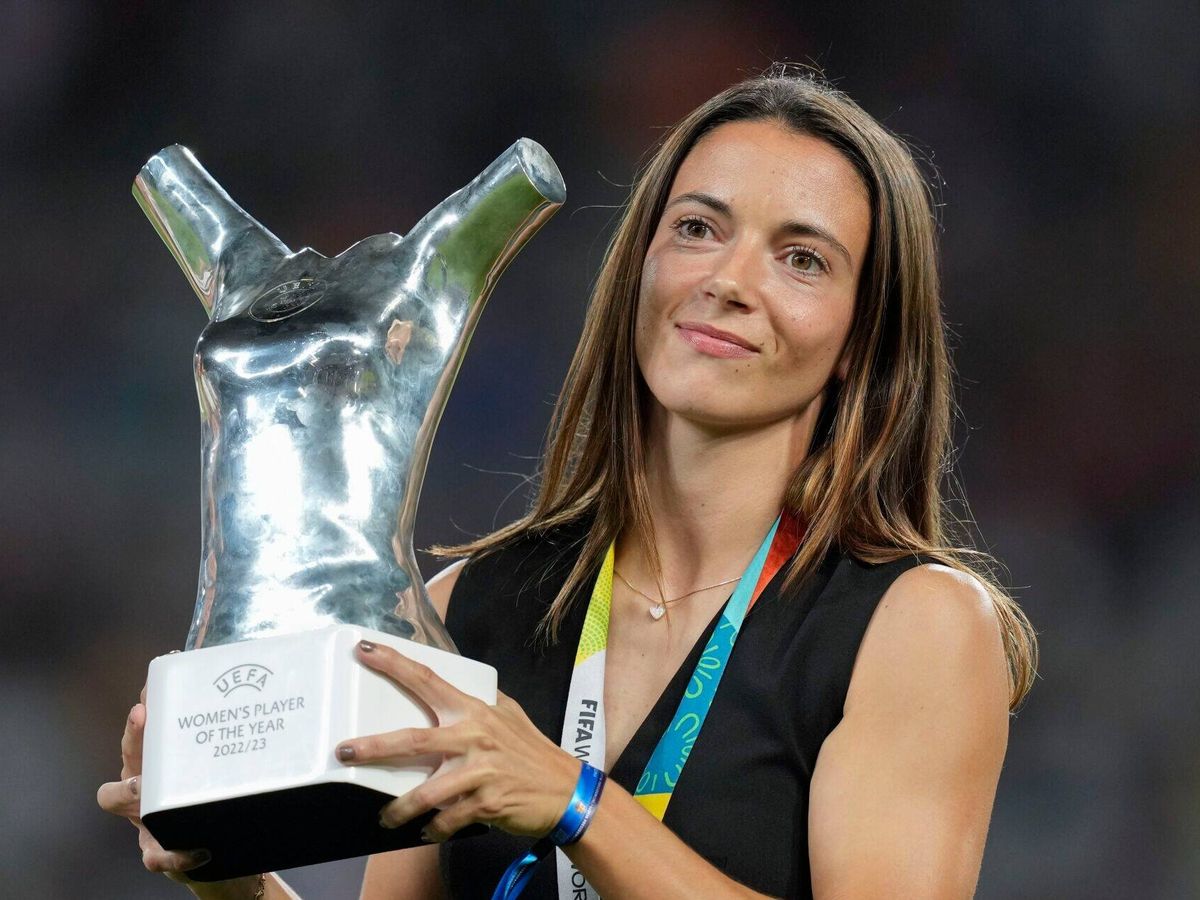 Foto: Aitana Bonmatí levanta el trofeo a la Mejor Jugadora del Año. (EFE)