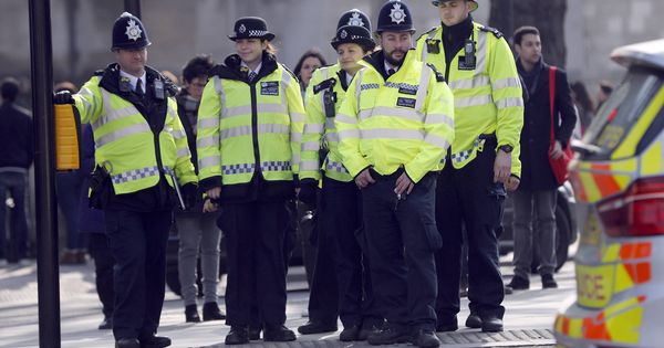 Foto: Agentes de policía se disponen a cruzar una calle ante el Parlamento británico, en Londres, el 24 de marzo de 2017. (Reuters)
