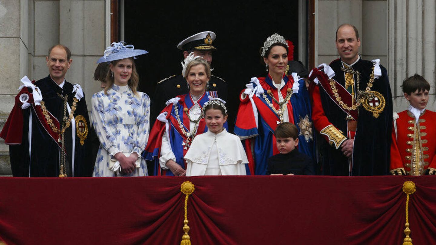 La familia real británica posa en el balcón del palacio de Buckingham el día de la coronación. (Getty Images)