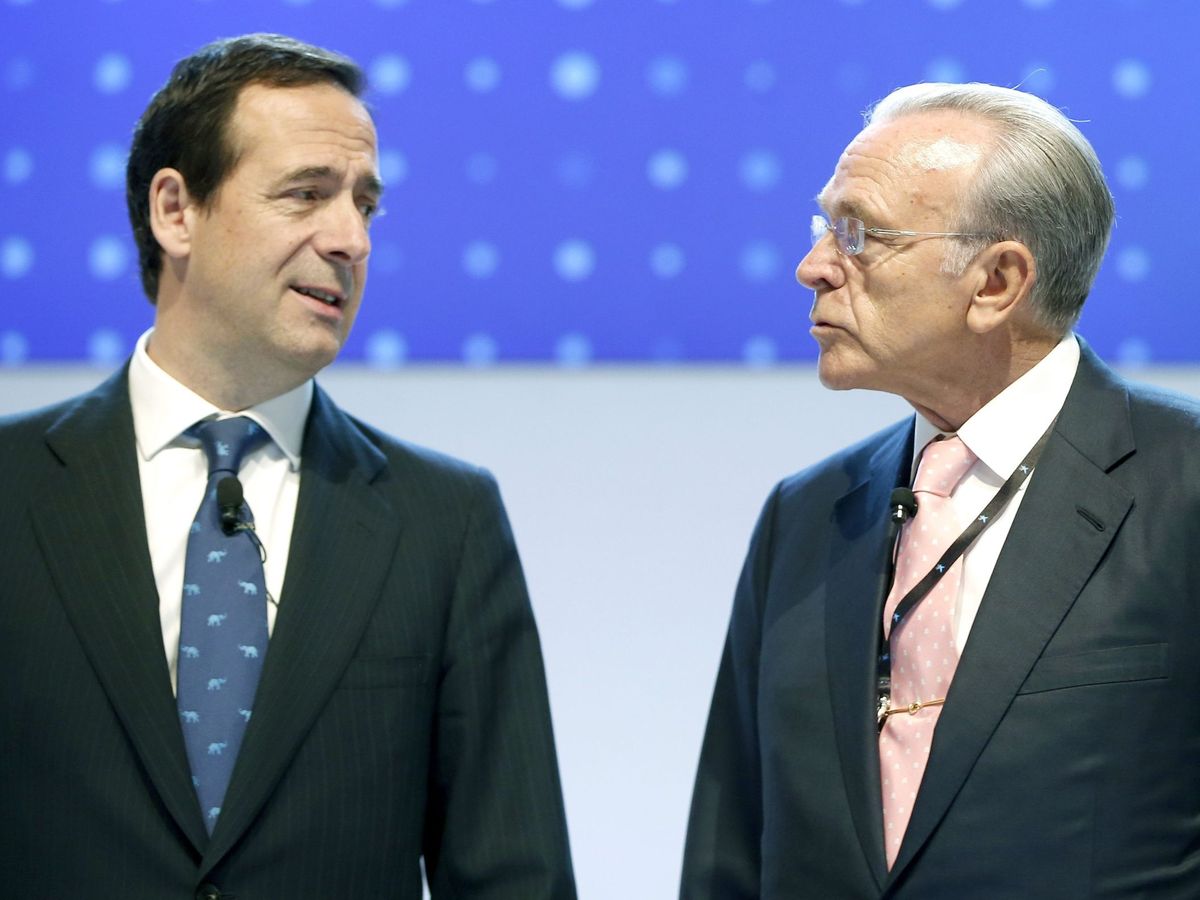 Foto: Isidre Fainé (d), presidente de la Fundación Bancaria la Caixa, y Gonzalo Gortázar, CEO de CaixaBank, en 2016. (EFE)