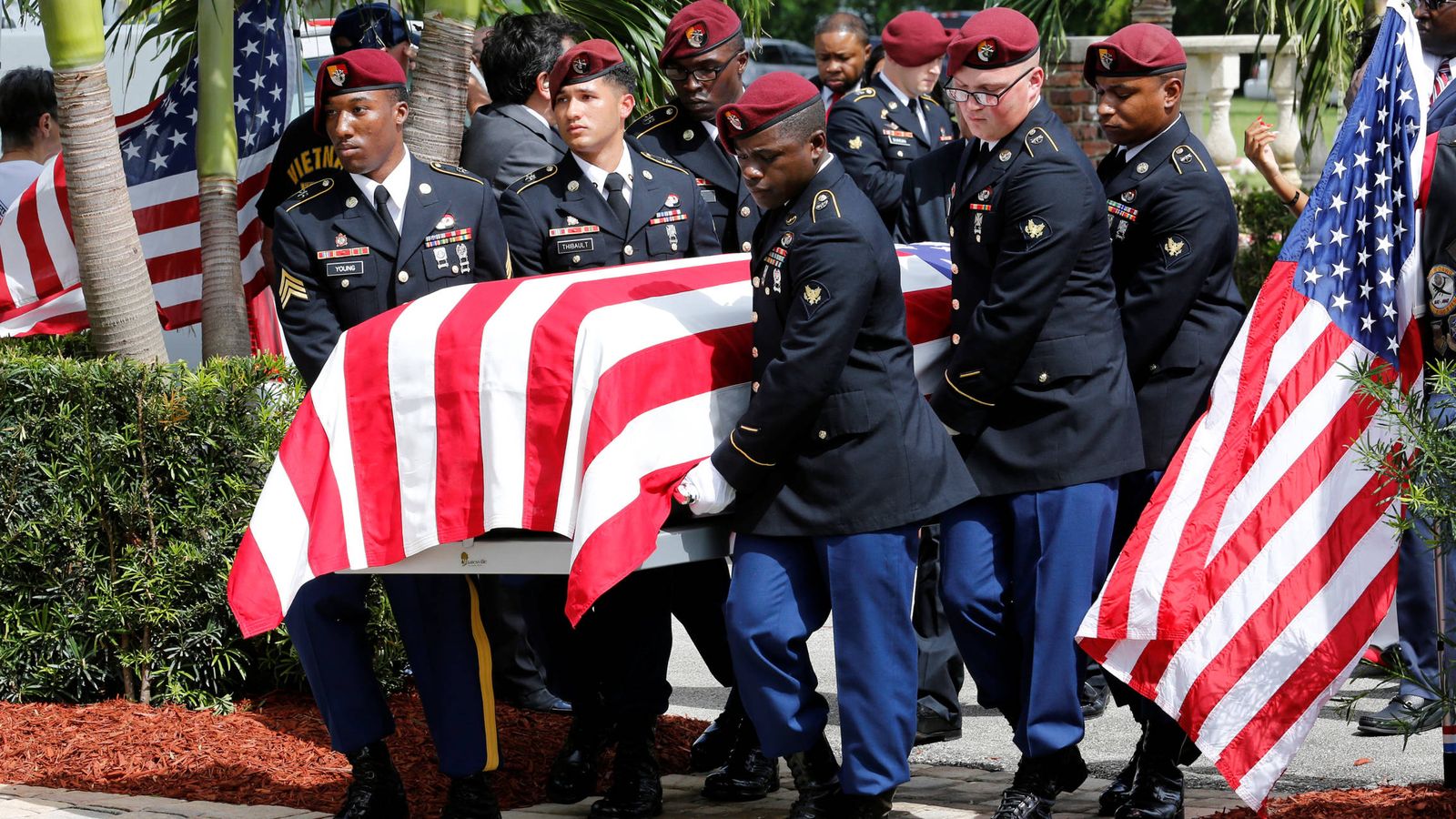 Foto: Una guardia de honor porta el ataúd de David T. Johnson, muerto en la emboscada en Níger, durante su funeral en Florida. (Reuters)