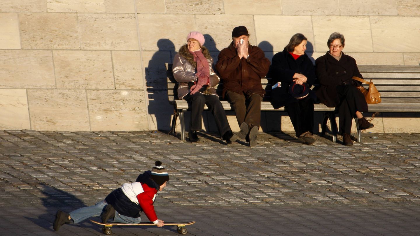 Varios pensionistas observan a un niño con un monopatín, en Berlín. (Reuters)