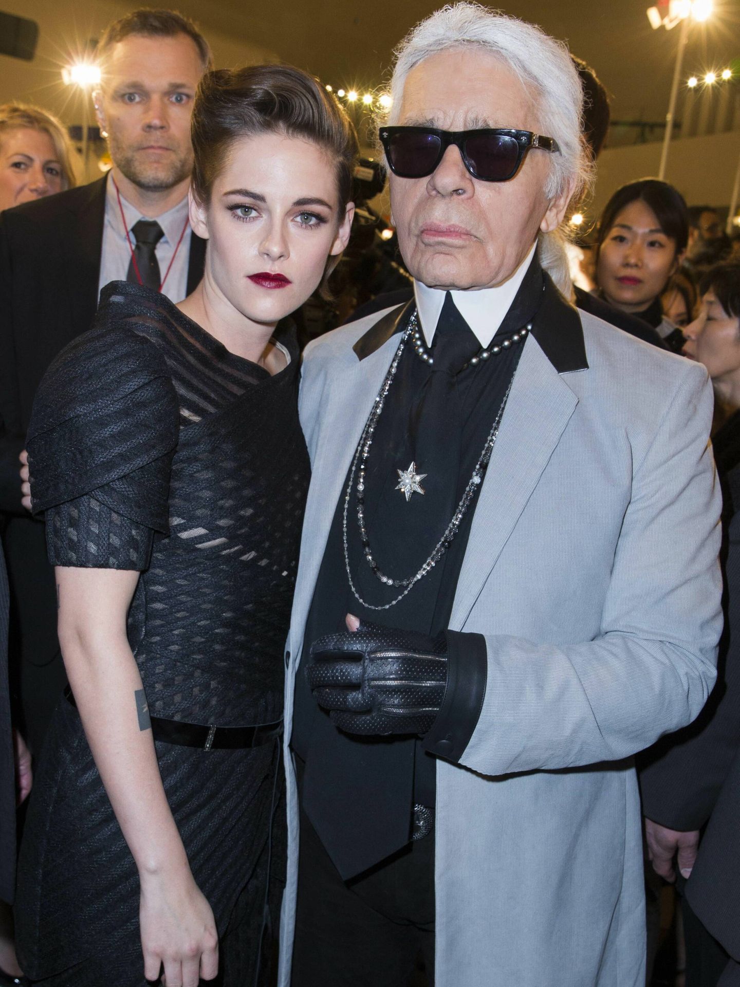 Kristen Stewart, junto a Karl Lagerfeld en un evento de Chanel. (Reuters)
