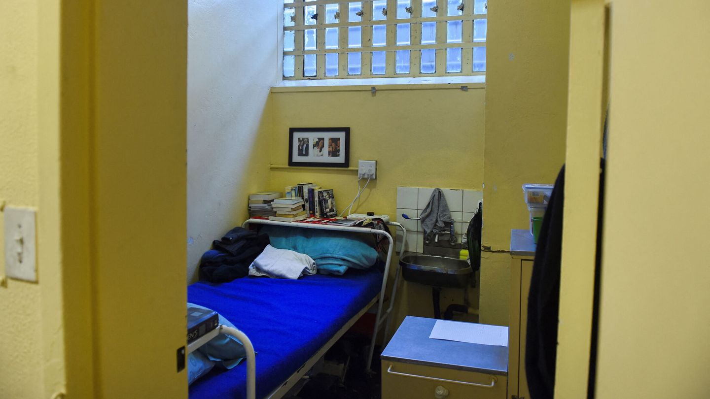 Vista de la celda en que Oscar Pistorius pasó su condena. (Reuters)