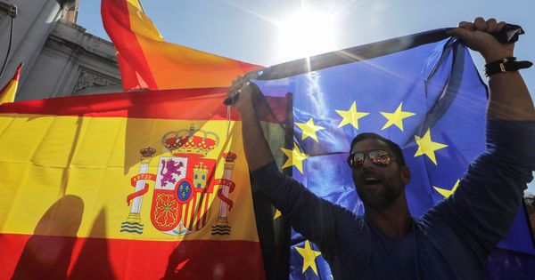 Foto: Un hombre con la bandera española y la de la Unión Europea. (Reuters)