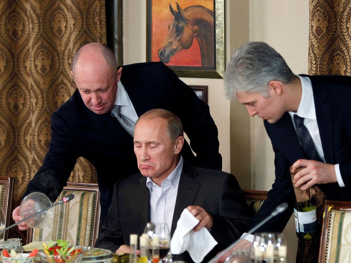 Foto: Yevgeni Prigozhin, el 'chef de Putin', asiste al presidente Vladímir Putin, en noviembre de 2011. (Reuters/Misha Japaridze)