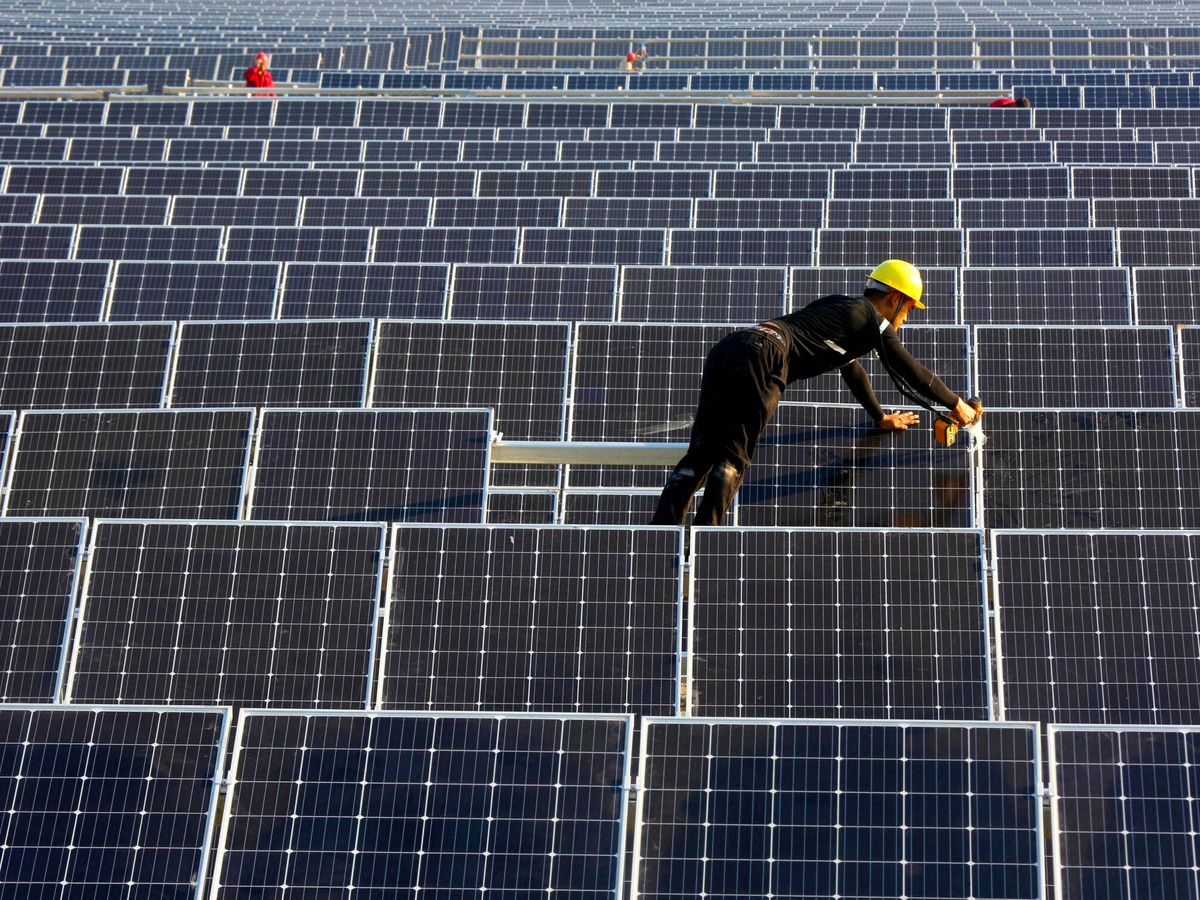Foto: Instalación de placas solares fotovoltaicas. REUTERS Stringer