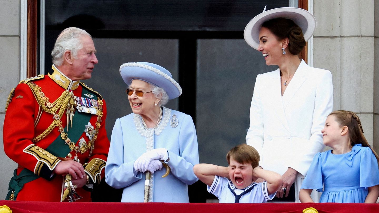 La reina Isabel, en su jubileo junto a Carlos III, Kate, Charlotte y Louis. (Reuters)