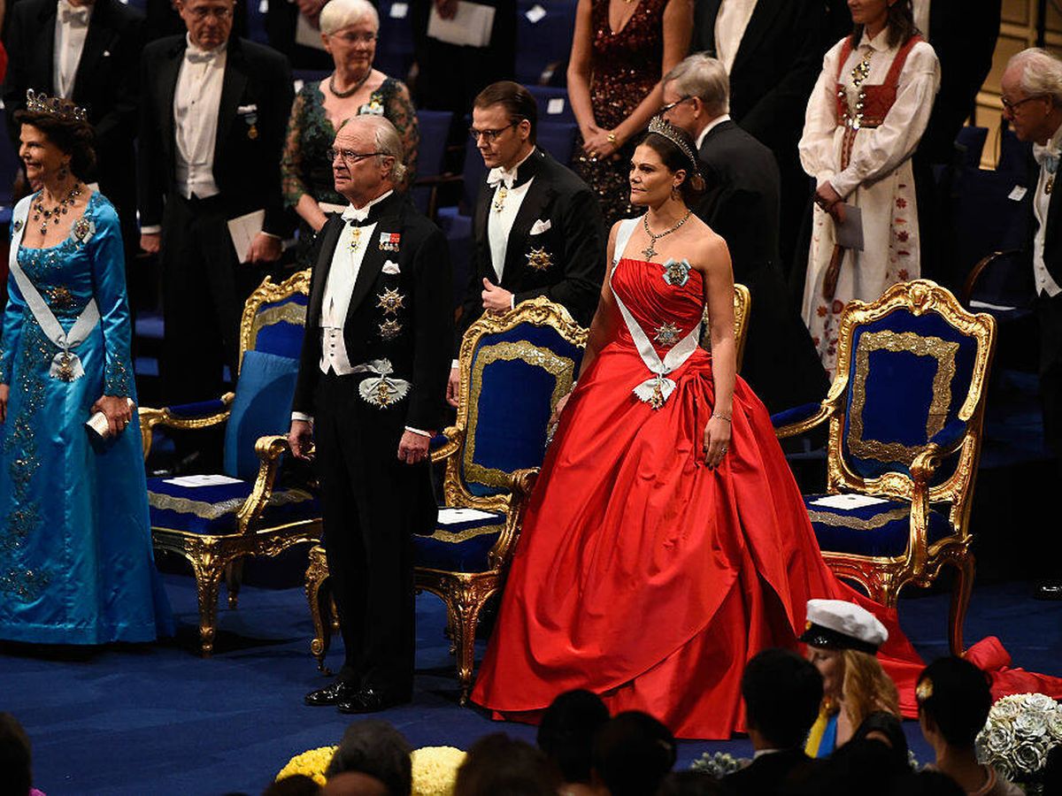 Foto: Victoria de Suecia, junto a sus padres en la gala de los premios Nobel 2014. (Getty)