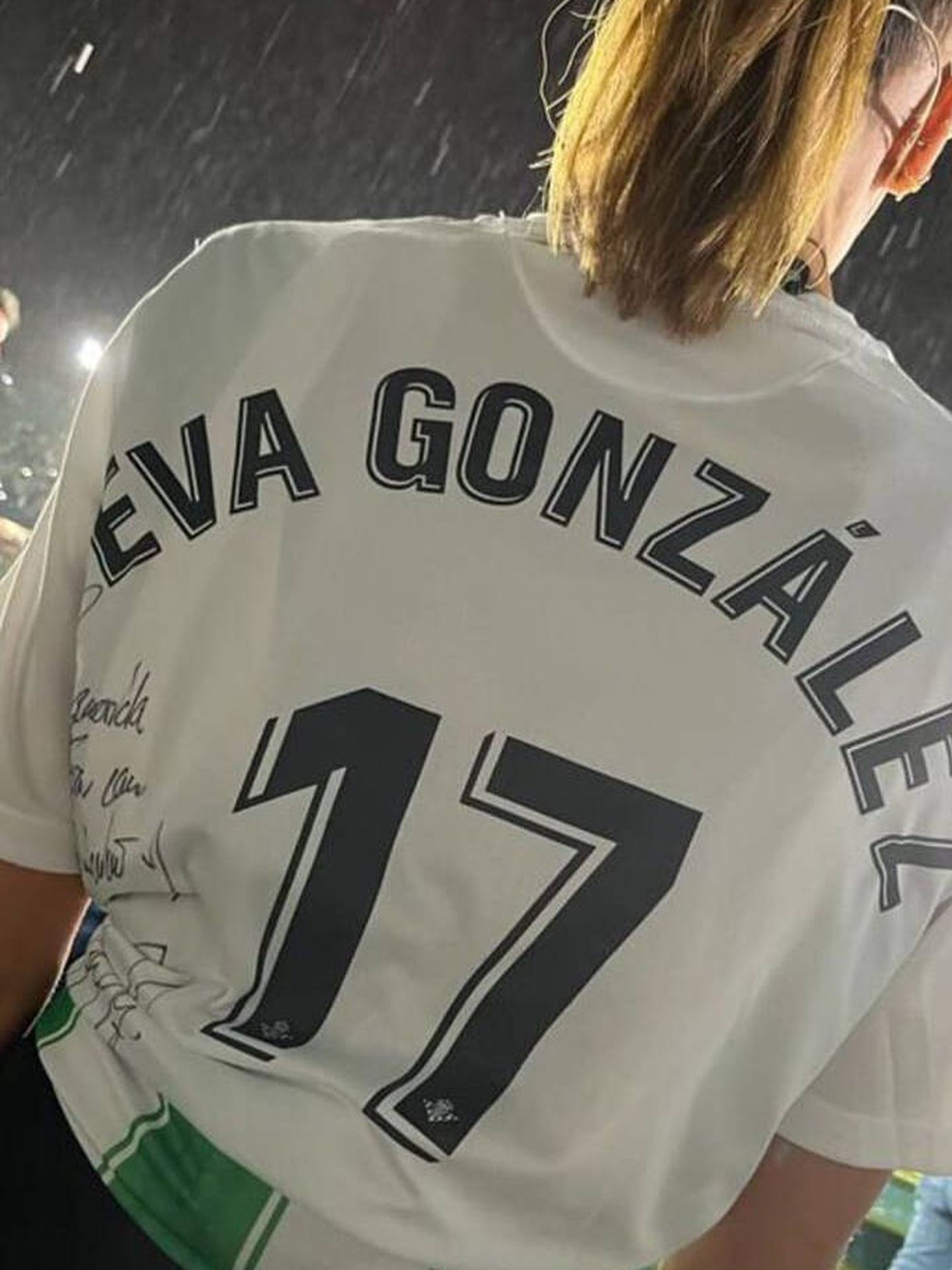 Eva González luce la camiseta bética con el dorsal de Joaquín Sánchez. (Instagram)