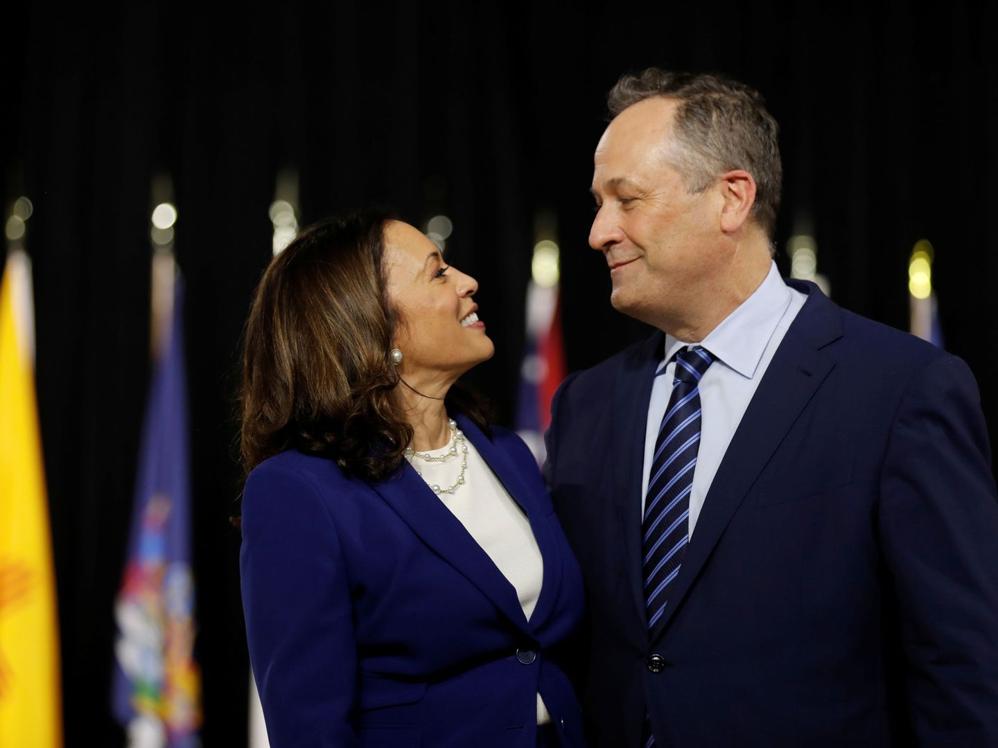 Harris, junto a su marido durante un acto de campaña. (Reuters)