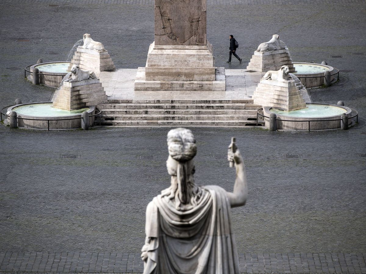 Foto: Una persona pasea por una vacía Piazza del Popolo, de Roma. (EFE)