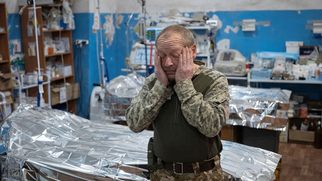 Foto: Viktor, cirujano en el frente, en una habitación donde trata a los heridos en la guerra cerca de Vuhledar, en Donetsk. (Reuters/Marko Djurica)