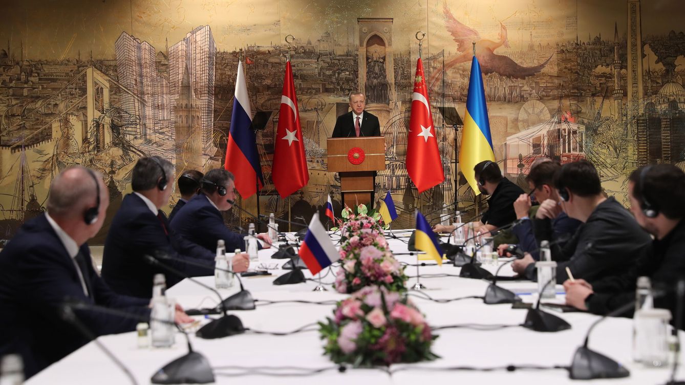 Foto: El presidente turco Erdogan dirigiéndose a las delegaciones rusa y ucraniana antes de sus conversaciones. (Oficina de Prensa Presidencia turca)