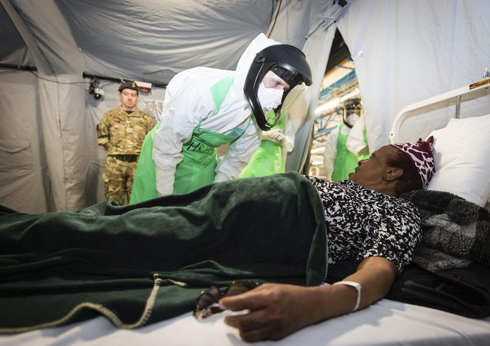 Foto: Unos sanitarios británicos durante la "Operación Gritrock", un simulacro de despliegue para tratar el ébola en Sierra Leona. (EFE)