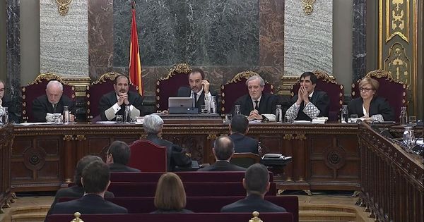 Foto: Imagen de la sala en la que se celebra el juicio del 'procés'. (EFE)