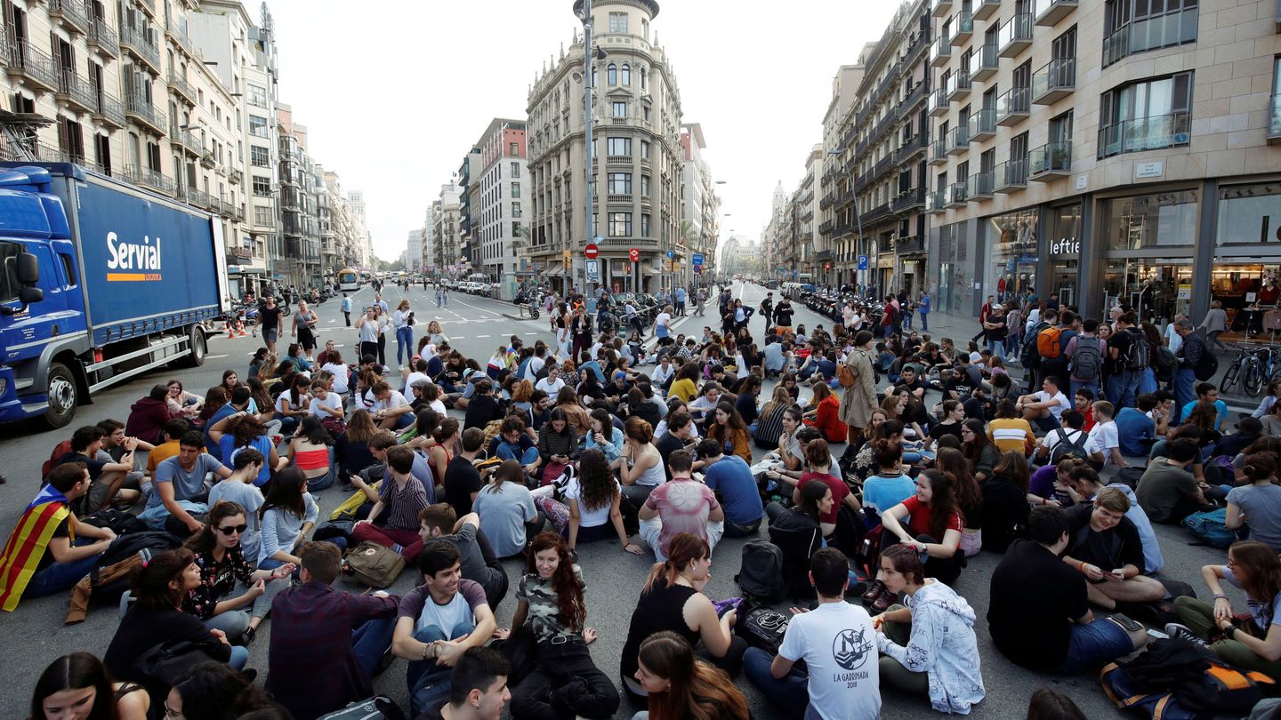 Estudiantes cortan el paso en Barcelona. (Reuters)