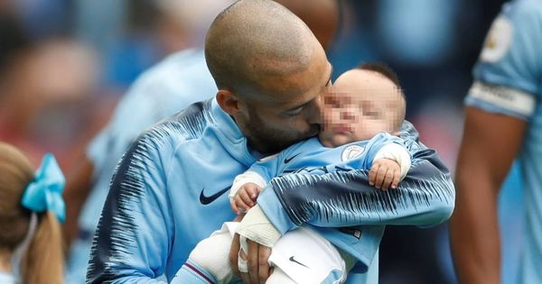 Foto: David Silva besa a su hijo Mateo antes del partido en el Etihad Stadium del Manchester City. (Reuters)